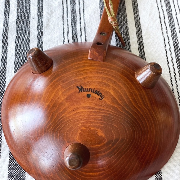 Munising Primitive 3 footed wooden bowl with handle - Picture 4 of 7